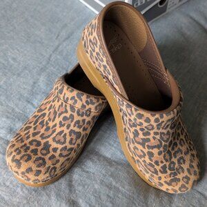 Dansko Professional Suede Clogs Size 38, Leopard
